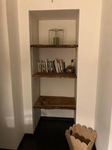 a book shelf in a corner of a room at Logis de la Jordronnière, Chambre d hôtes in Sigournais