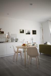 a kitchen and dining room with a table and chairs at M Butterfly in Alvorge