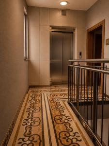 a hallway with a staircase with a tile floor at Hotel Pasa Paradies KOSTENLOSE PARKPLÄTZE in Hanau am Main