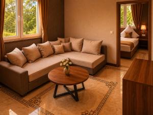 a living room with a couch and a table at Hotel Pasa Paradies KOSTENLOSE PARKPLÄTZE in Hanau am Main +11 photos