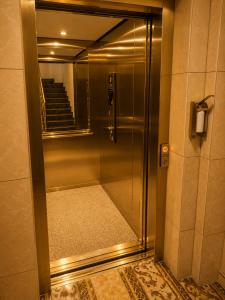 a elevator door in a building with a staircase at Hotel Pasa Paradies KOSTENLOSE PARKPLÄTZE in Hanau am Main