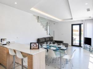 a kitchen and dining room with a table and chairs at La Perla Blanca in Benijófar