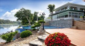 Bazén v ubytování Princess River Kwai Hotel nebo v jeho okolí