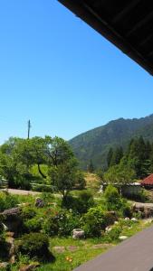 Blick auf einen Garten mit Bergen im Hintergrund in der Unterkunft guesthouse waku in Nagiso + 21 Fotos
