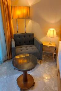 a living room with a couch and a table at Varaya Resort in Ban Kraek