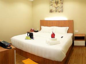Postel nebo postele na pokoji v ubytování Royale Hotel Batu Gajah