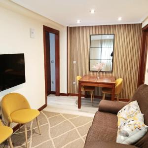 a living room with a couch and a table at Apartamento céntrico Irene IV in Avilés