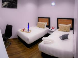 Postel nebo postele na pokoji v ubytování Royale Hotel Batu Gajah