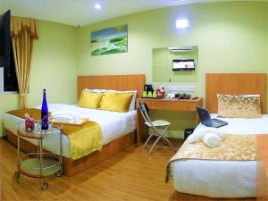 Postel nebo postele na pokoji v ubytování Royale Hotel Batu Gajah