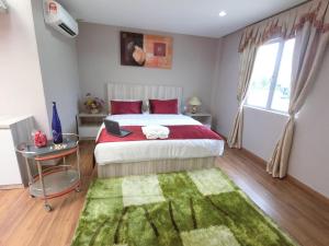 Postel nebo postele na pokoji v ubytování Royale Hotel Batu Gajah