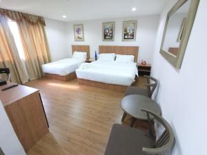Postel nebo postele na pokoji v ubytování Royale Hotel Batu Gajah