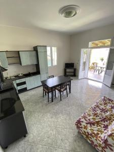 a living room with a table and a kitchen at 900 Dal Blu in Licata