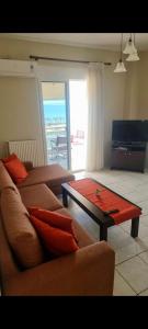 ein Wohnzimmer mit Sofa und Couchtisch in der Unterkunft Hotel Nautilos in Sozopoli