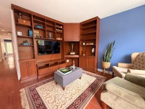 a living room with a couch and a tv at Maison Des Jardins B & B in Montreal