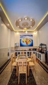a dining room with a table and chairs at Thu Quy Hotel in Cu Lao Thu