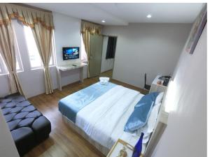 TV a/nebo společenská místnost v ubytování Royale Hotel Batu Gajah