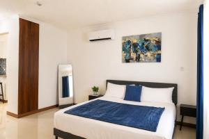 a bedroom with a bed and a painting on the wall at The Nook in Kingston +15 photos