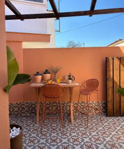 ein Tisch und zwei Stühle auf einer Terrasse in der Unterkunft Katoi suite in Éxo Khóra + 25 Fotos