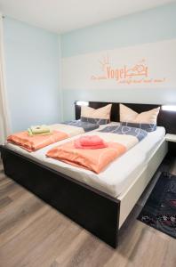 ein großes Bett in einem Zimmer mit zwei Matratzen in der Unterkunft Gästehaus Sabina- Frühstückspension, Bed & Breakfest in Bad Radkersburg