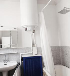 a bathroom with a sink and a toilet and a shower at Chambre privée, proche Croisette in Cannes