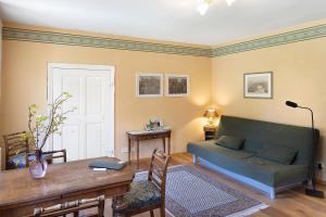 a living room with a couch and a table at Ferienwohnung am Roten Schloss in Glashütte
