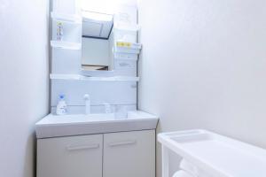 a white bathroom with a sink and a toilet at 鸛雀庵Kanjyaku-an in Nakatsugawa +68 photos
