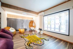 a room with a large screen with a tiger on the floor at 鸛雀庵Kanjyaku-an in Nakatsugawa