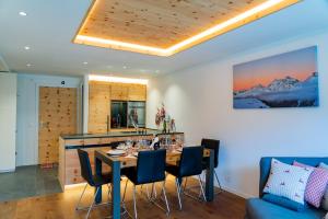 a dining room and kitchen with a table and chairs at Casa Calmea in Arosa
