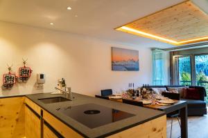 a kitchen and living room with a table and a couch at Casa Calmea in Arosa
