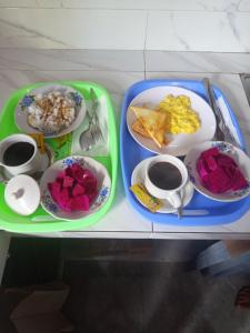 a tray with plates of food on a table at Kersa Guest House in Sidemen +12 photos