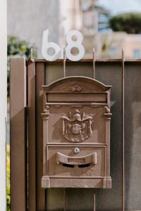 an old wood stove with the number on it at Casa Vacanze Bottasso 68 in Terracina