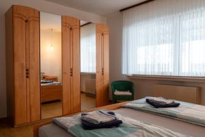 a bedroom with two beds and a mirror at Ferienwohnung Riesling in Klüsserath