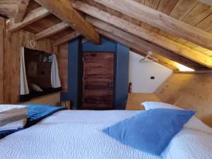 a bedroom with a bed and a wooden ceiling at B&B Baita Bertolini in Monclassico