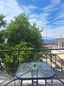ein Tisch auf einem Balkon mit Blick auf das Meer in der Unterkunft Manis Central Studios in Skala Sotiros