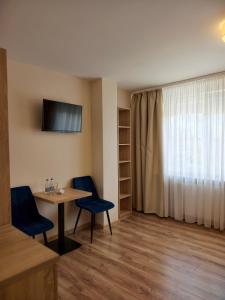 a room with a table and chairs and a window at Łazienki Uzdrowiskowe Nr 1 in Ciechocinek