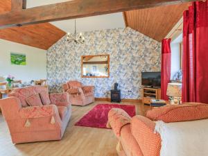 a living room with couches and a tv at The Cartlinhay - Uk35756 in Bideford