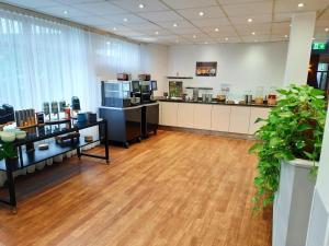 a room with a hair salon with a wooden floor at Braunschweig Seminarius Hotel by Belvilla in Braunschweig +58 photos