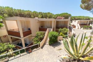 Ansicht eines Hauses mit einer Pflanze in der Unterkunft Hotel Marina 2 in Marina di Campo