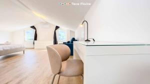 a white room with a desk and two chairs at Il Posto Perfetto, Terre Marine in Corvara +109 photos