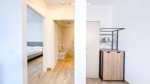 a room with a bed and a wooden cabinet at Il Posto Perfetto, Terre Marine in Corvara