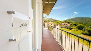 a balcony with a view of the mountains at Il Posto Perfetto, Terre Marine in Corvara
