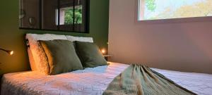 Llit o llits en una habitació de Gîte climatisé avec jardin privé vue sur les vignes entre Jonzac et Cognac