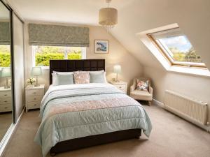 ein Schlafzimmer mit einem großen Bett und zwei Fenstern in der Unterkunft Edencrest B&B in Bantry