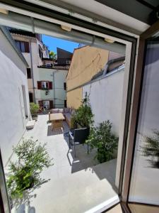 a view of the courtyard from the balcony of a house at Tre sorelle in Piran
