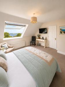ein Schlafzimmer mit einem großen Bett und einem Fenster in der Unterkunft Edencrest B&B in Bantry