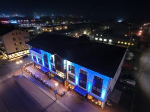 un edificio azul con luces encendidas por la noche en Boutique Hotel Mustaparta en Tornio
