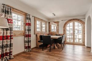 a dining room with a table and chairs at Alpslodge - Amelia in Arosa