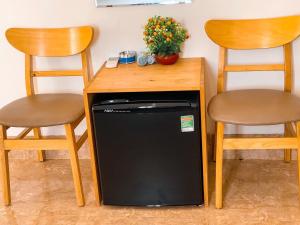 a small table with two chairs and a dishwasher at Thu Quy Hotel in Cu Lao Thu