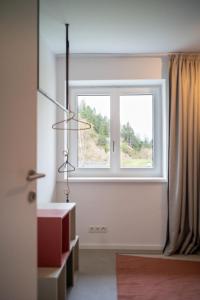ein Zimmer mit Fenster und Regal in der Unterkunft Lebe`scharnitz - am Seefelder Plateau in Scharnitz + 192 Fotos