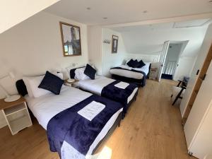 two beds in a hotel room with two beds at The Rock House in Cobh